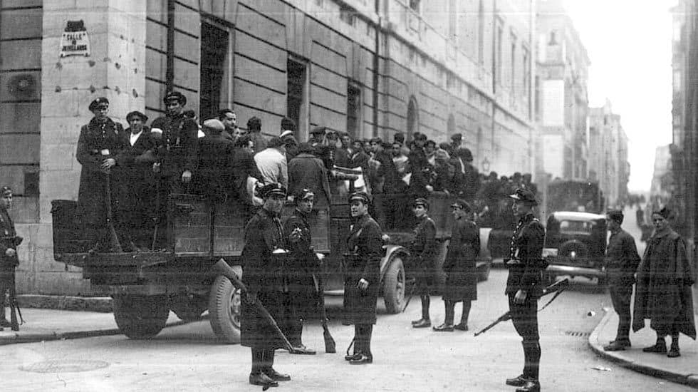 Soldados se llevan detenidos a revolucionarios de Asturias 