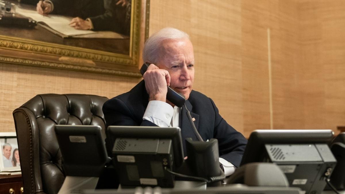 Joe Biden al teléfono